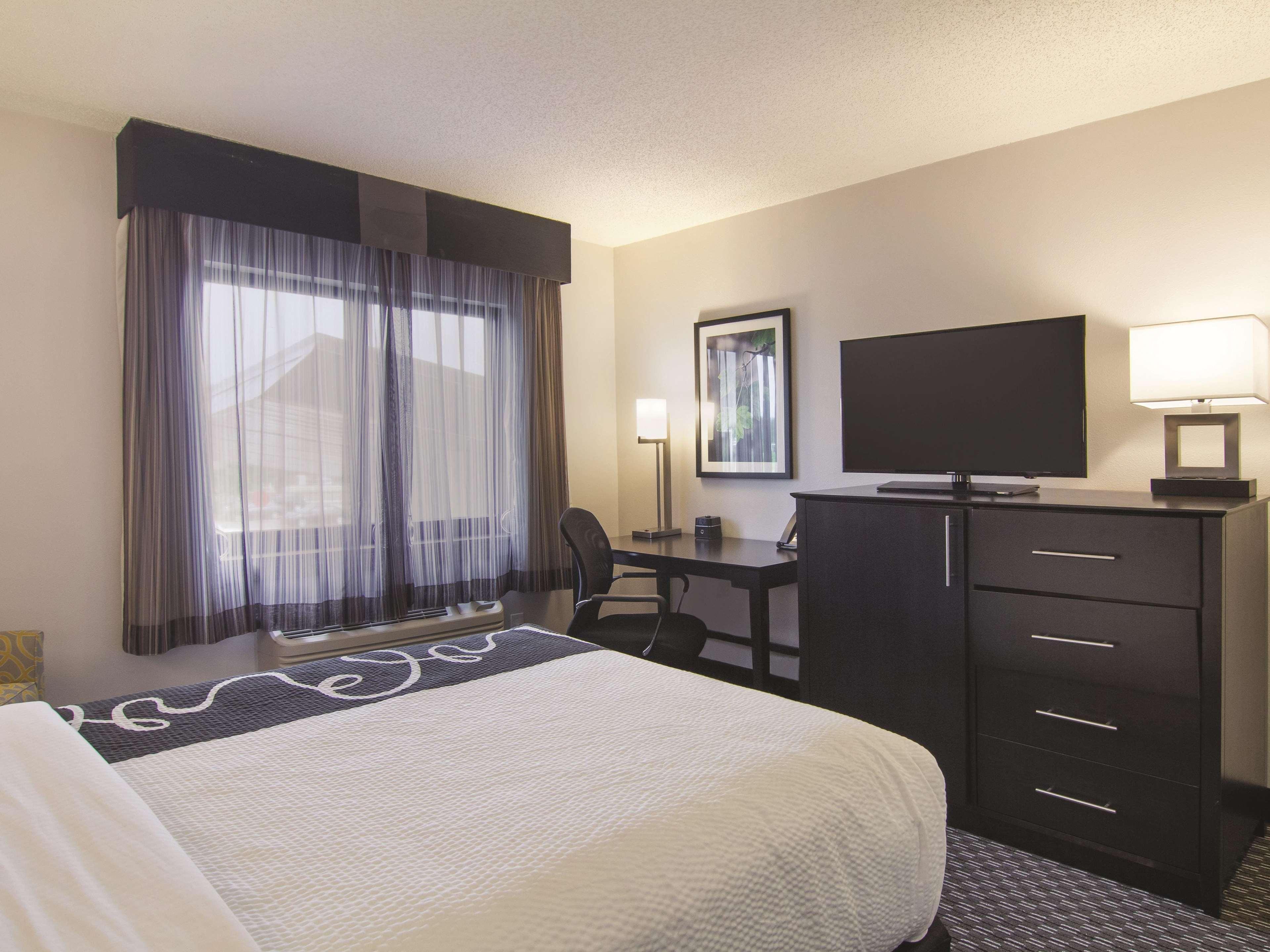 La Quinta By Wyndham Cleveland - Airport North Hotel Exterior photo