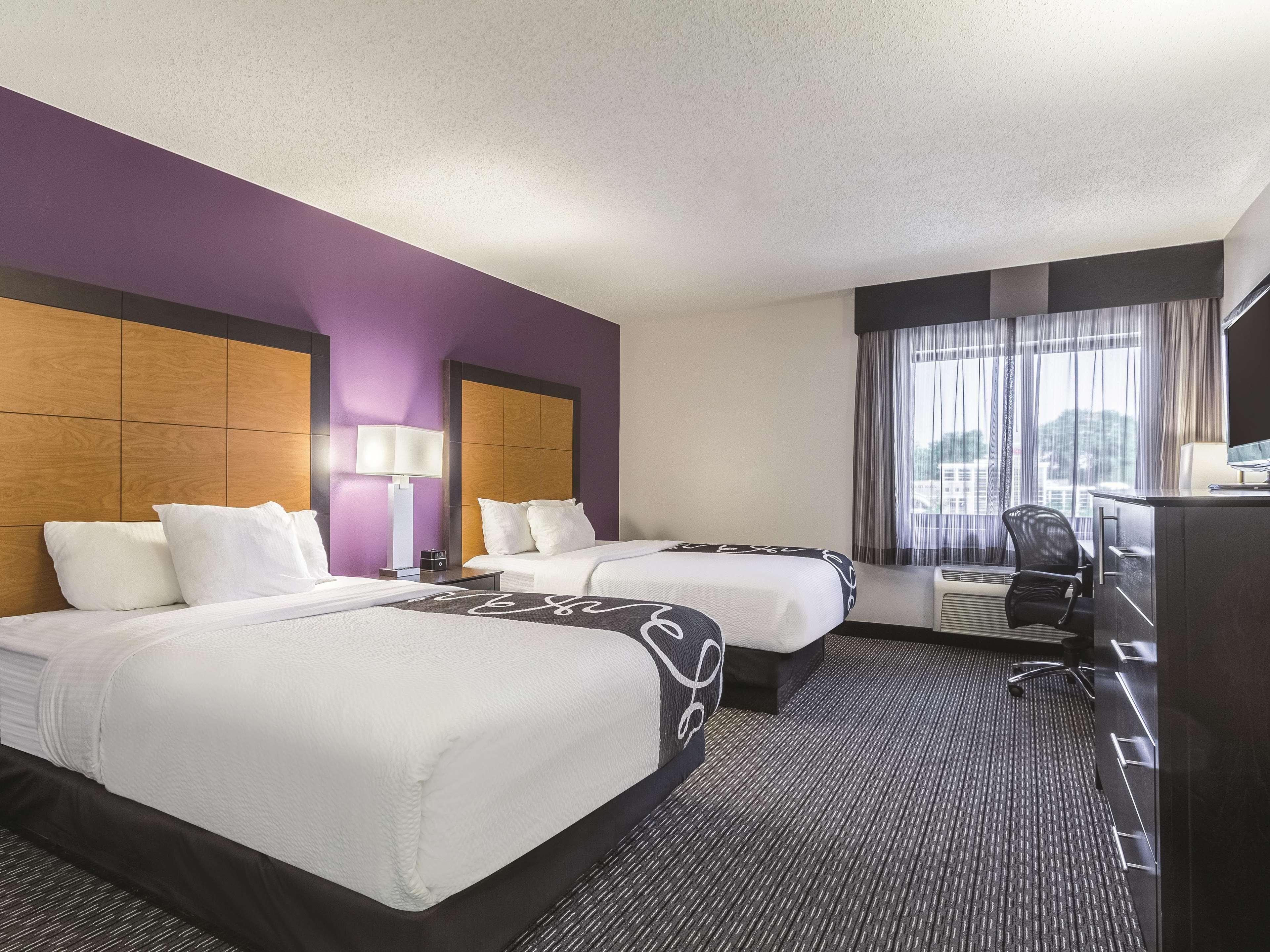 La Quinta By Wyndham Cleveland - Airport North Hotel Exterior photo
