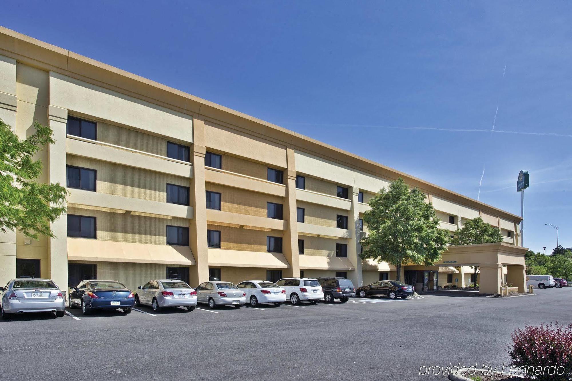 La Quinta By Wyndham Cleveland - Airport North Hotel Exterior photo
