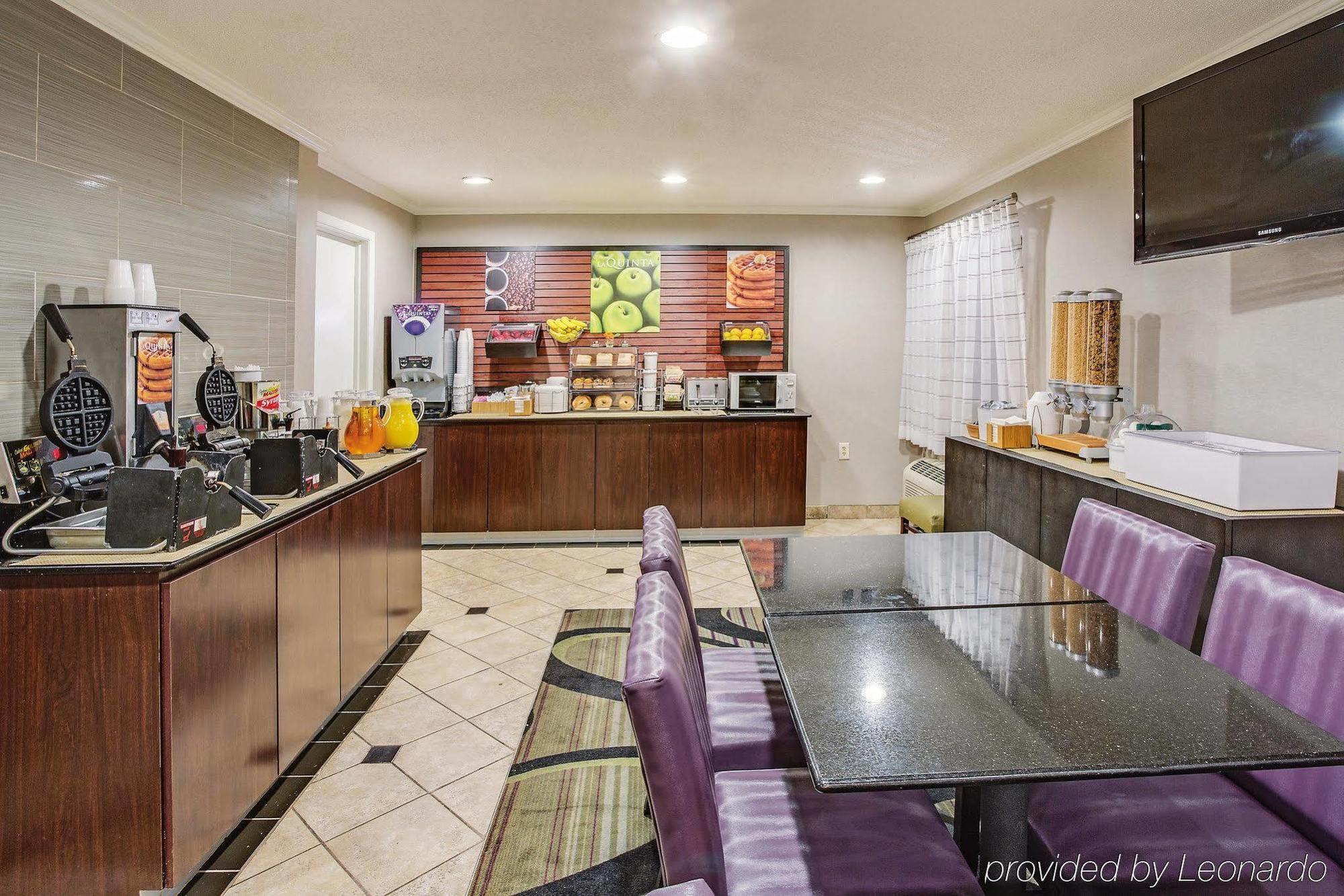 La Quinta By Wyndham Cleveland - Airport North Hotel Exterior photo