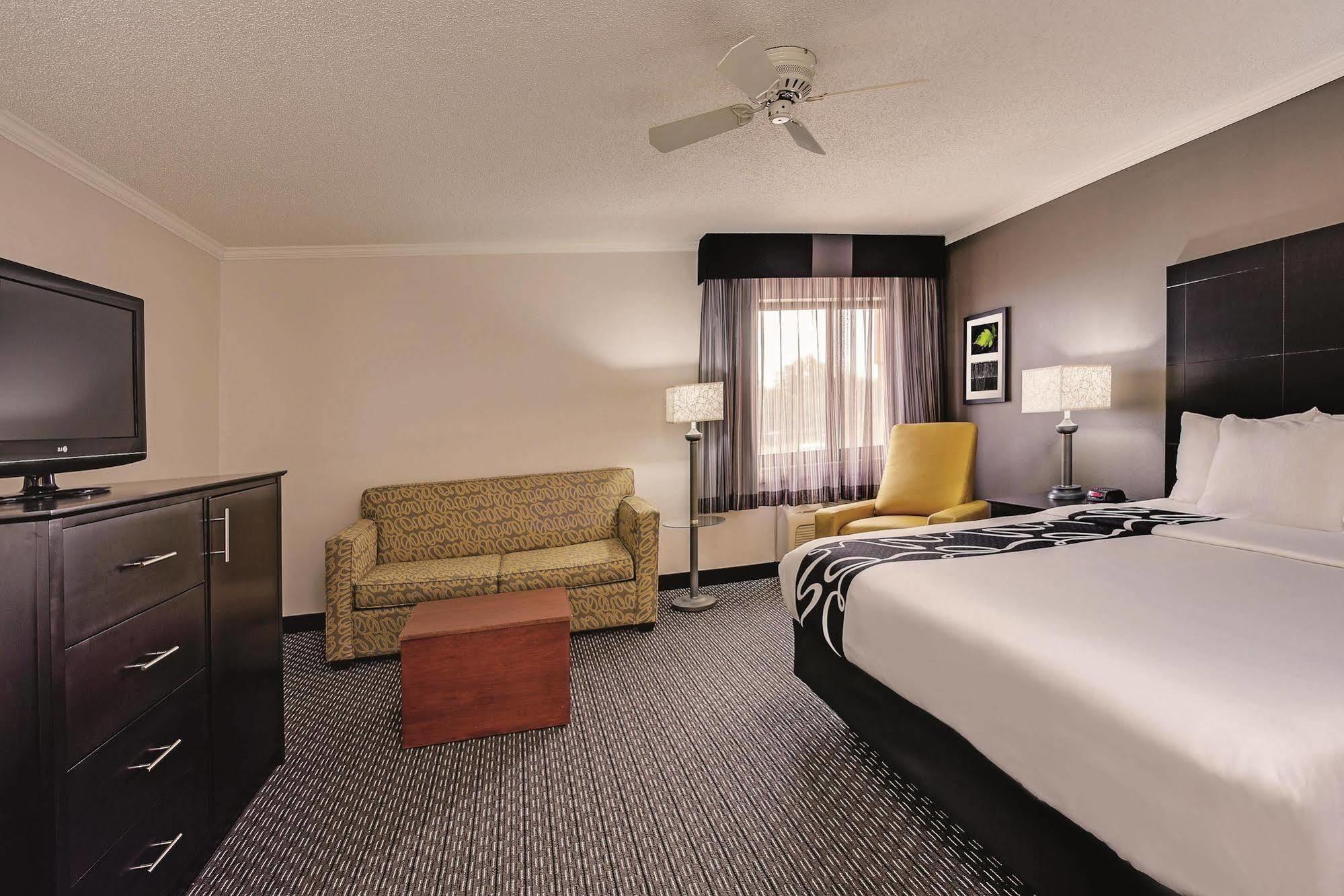 La Quinta By Wyndham Cleveland - Airport North Hotel Exterior photo