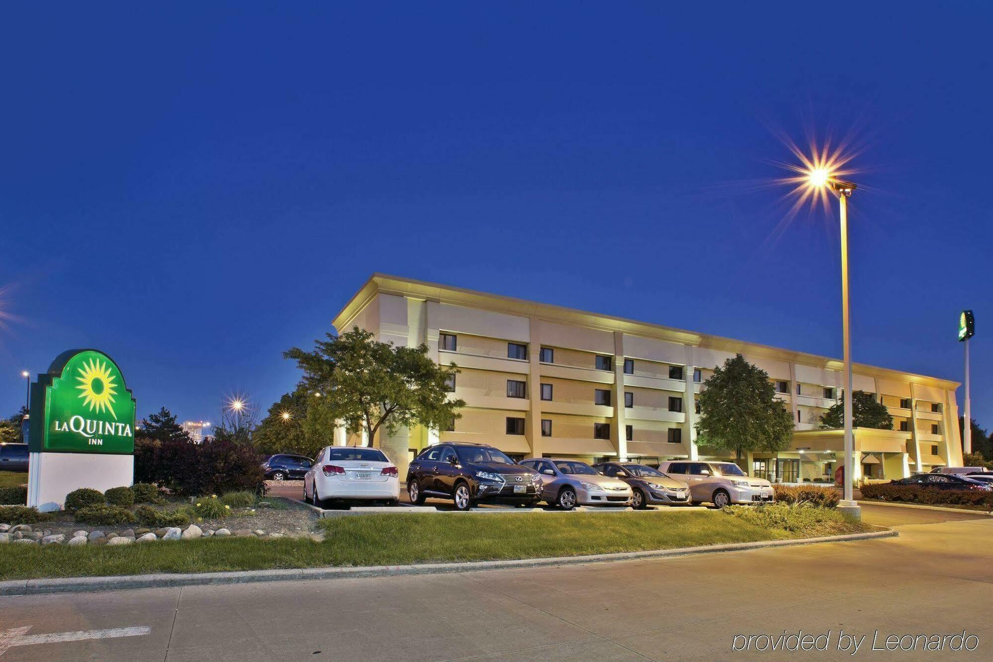 La Quinta By Wyndham Cleveland - Airport North Hotel Exterior photo