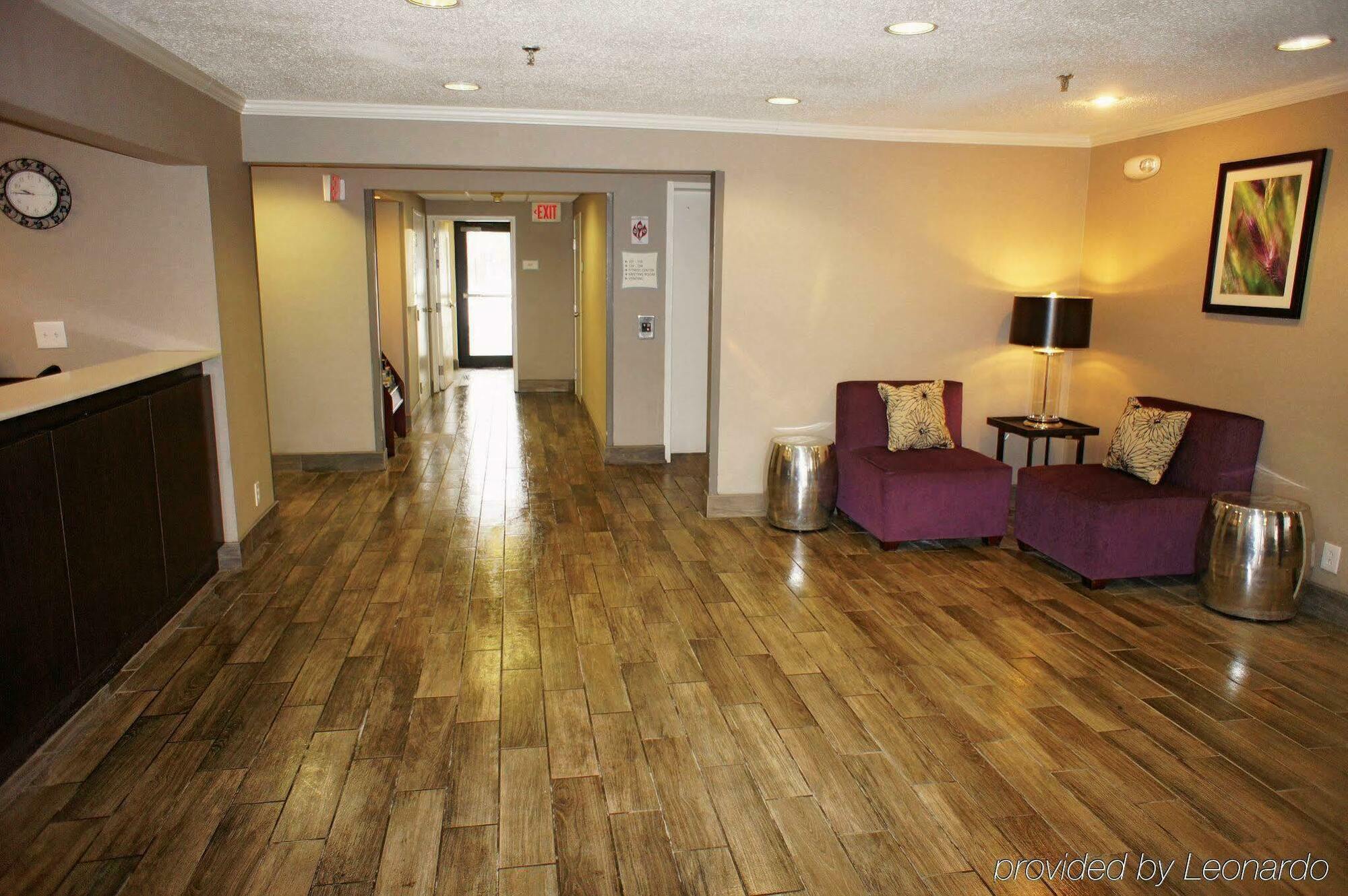 La Quinta By Wyndham Cleveland - Airport North Hotel Exterior photo